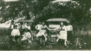 1919: The Henricks family around their car (on the left). Far left: Garrett; standing: eldest son Arthur; seated: wife June. Other sons shown are Warren, Clifford, Raymond, Chet.