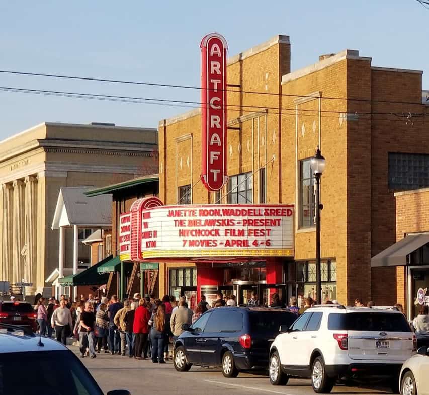 the historic artcraft theatre in franklin, indiana